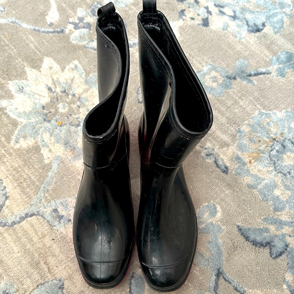 Daisy Fuentes black with pink soles rain boots